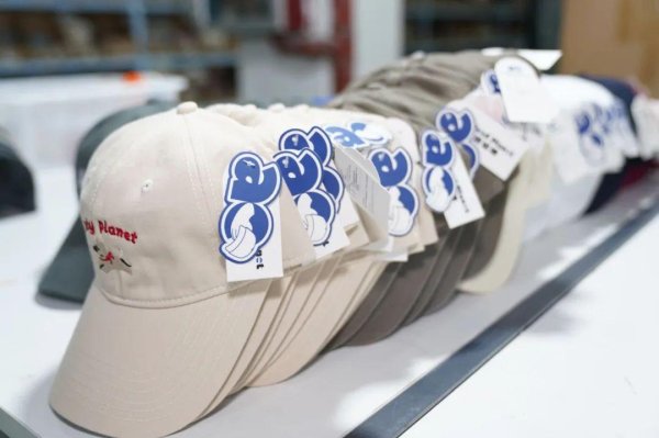 免费配资炒股入 拒绝均码！拼多多店主把吐槽变成亿元生意，专治＂大头尴尬＂