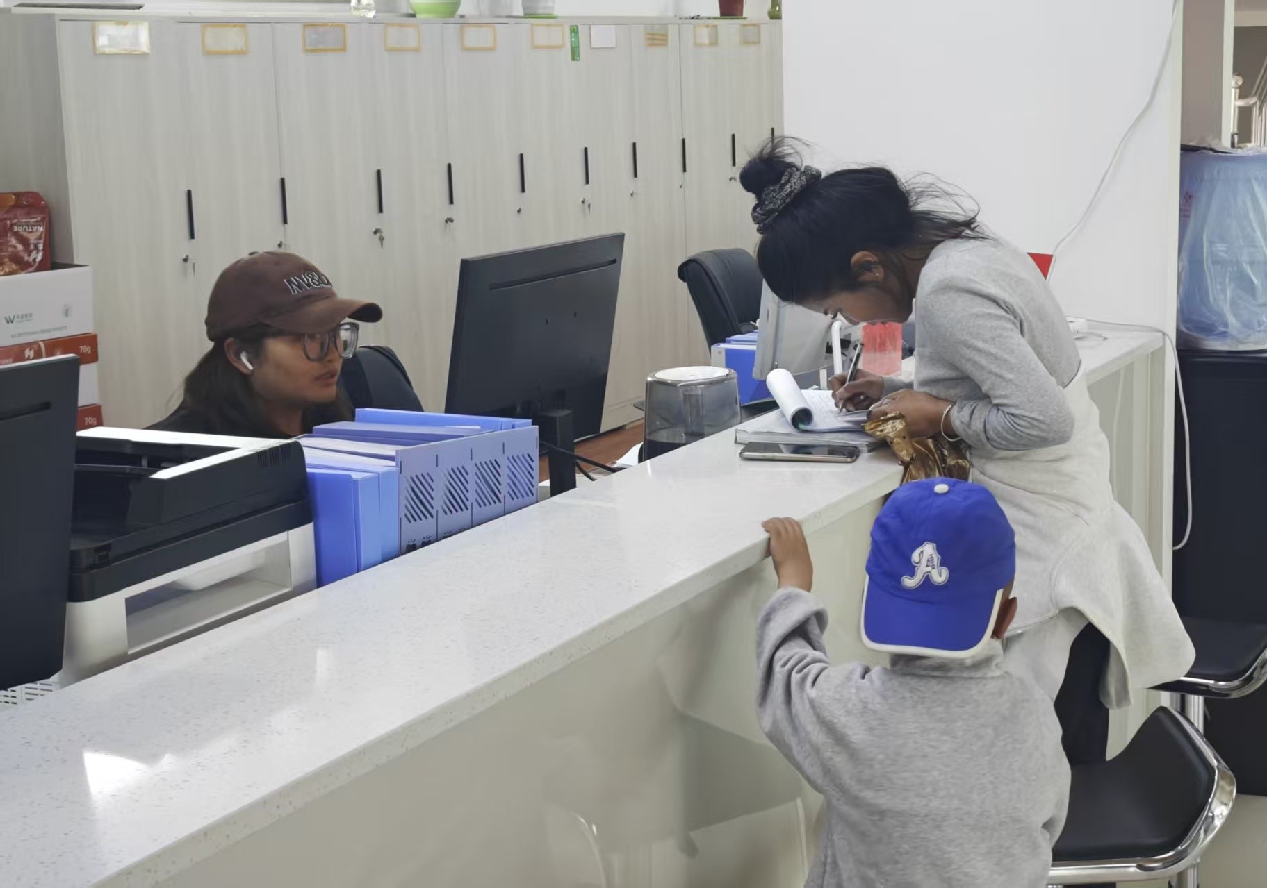 在墨竹工卡县人力资源和社会保障局服务大厅,当地农民正在办理一站式理赔服务。 人民网记者 黄 盛摄